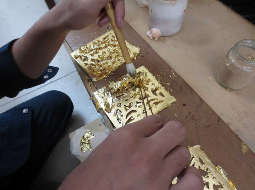 錺金具製作の様子